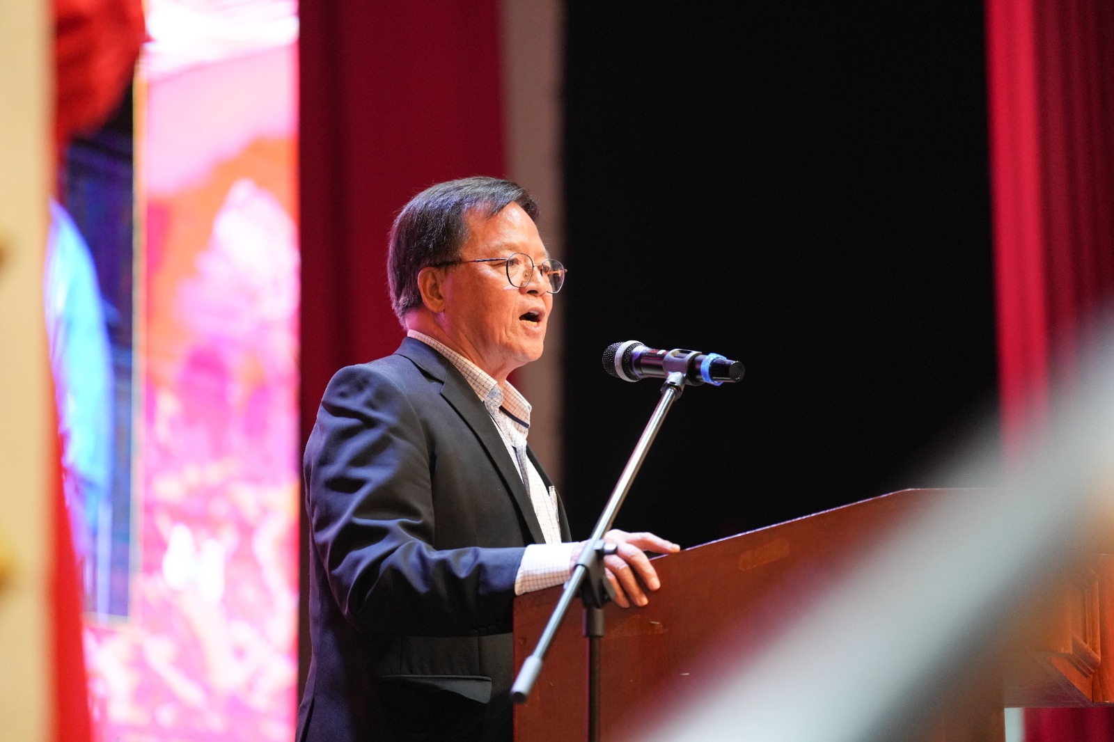 雪隆广东会馆第一副会长拿督黎德坤对妇女部的贡献高度肯定。