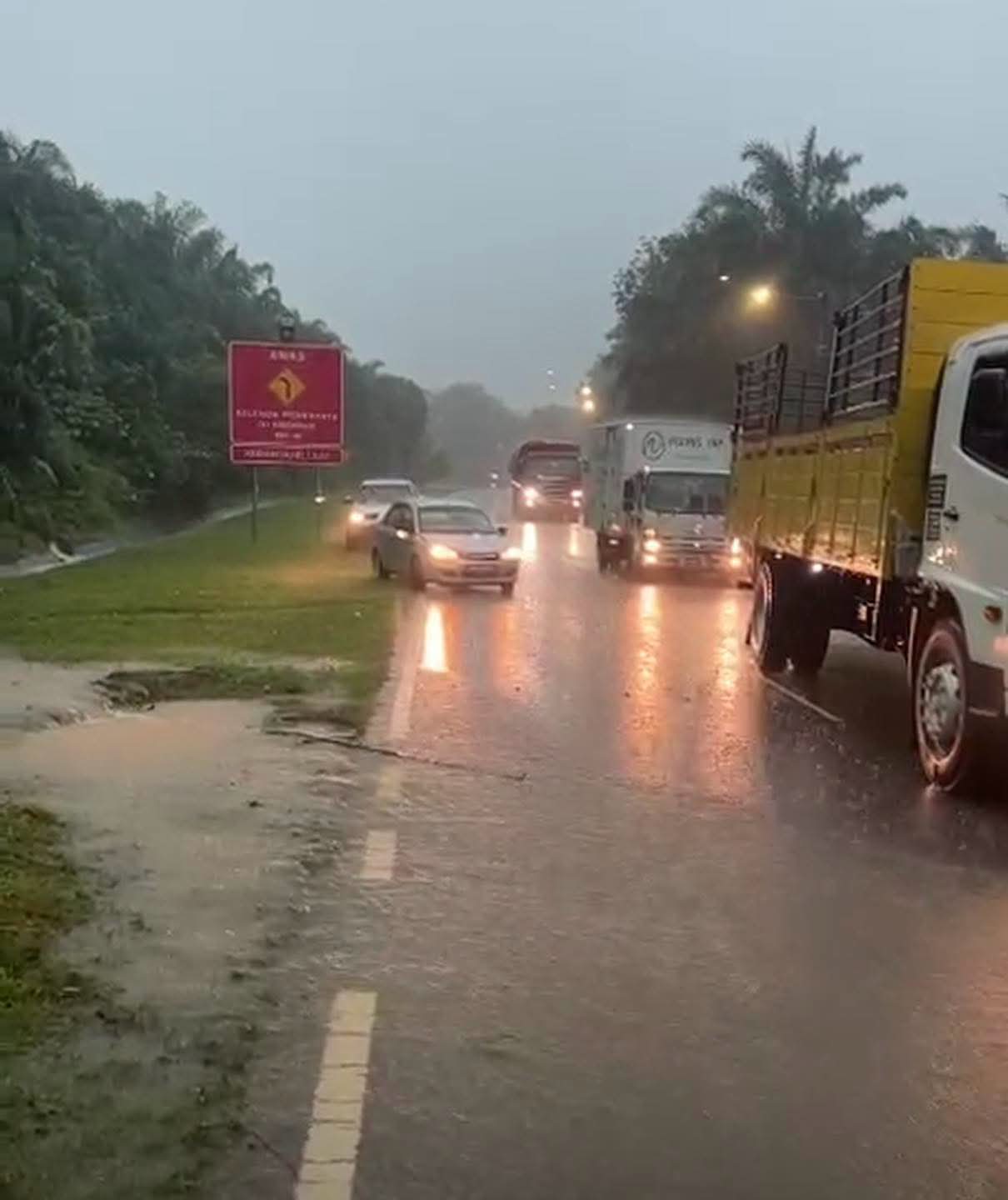 由于道路淹水，车辆无法顺利通行，造成堵塞。