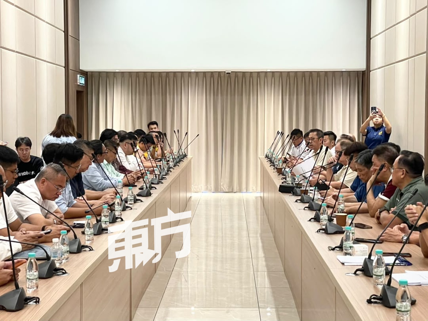 甲州中华大会堂、甲州董联会及甲州中华总商会三机构代表在甲中总会所，与同心党、公正党、马华公会和行动党代表会面交流。