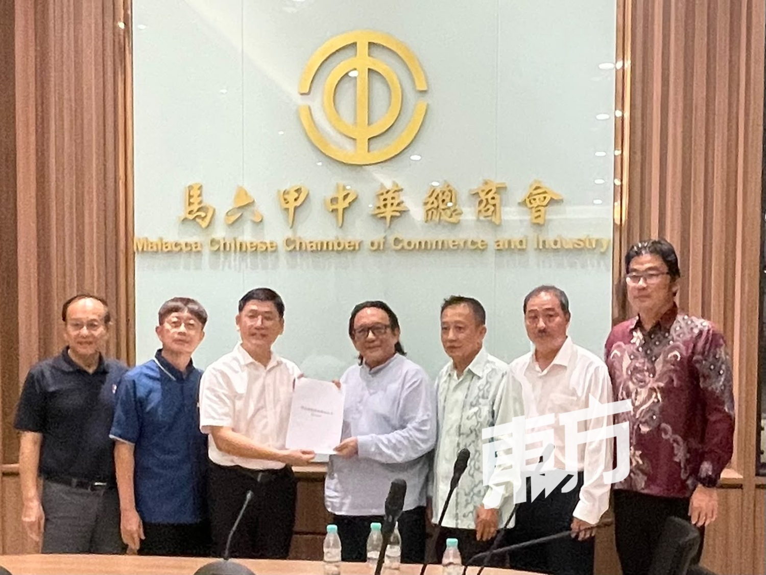 房有平（左3起）移交“第16届州选政党备忘录”予王伟梁，左起为杨才国和曾华金。
