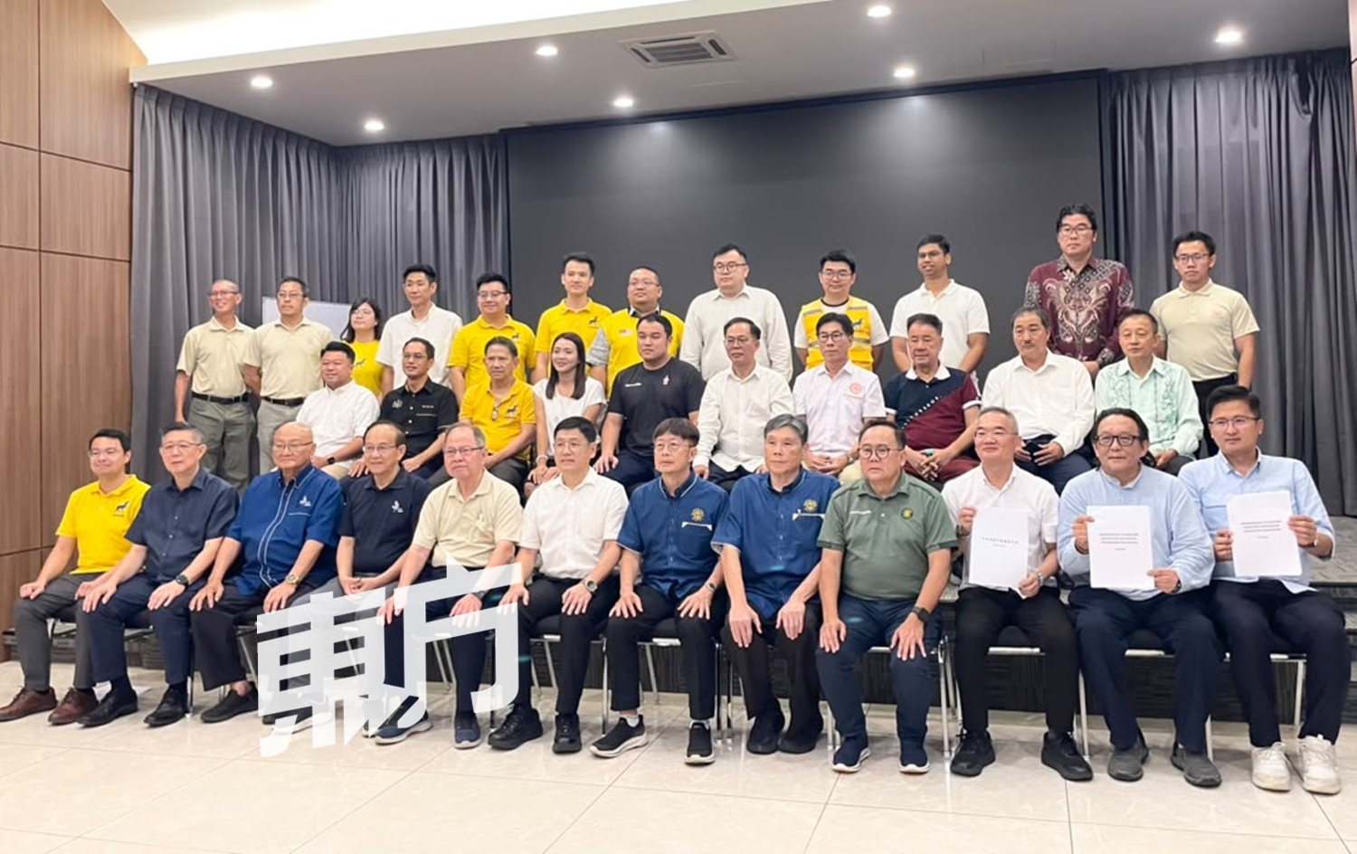 各政党代表在接领备忘录后进行大合照环节。