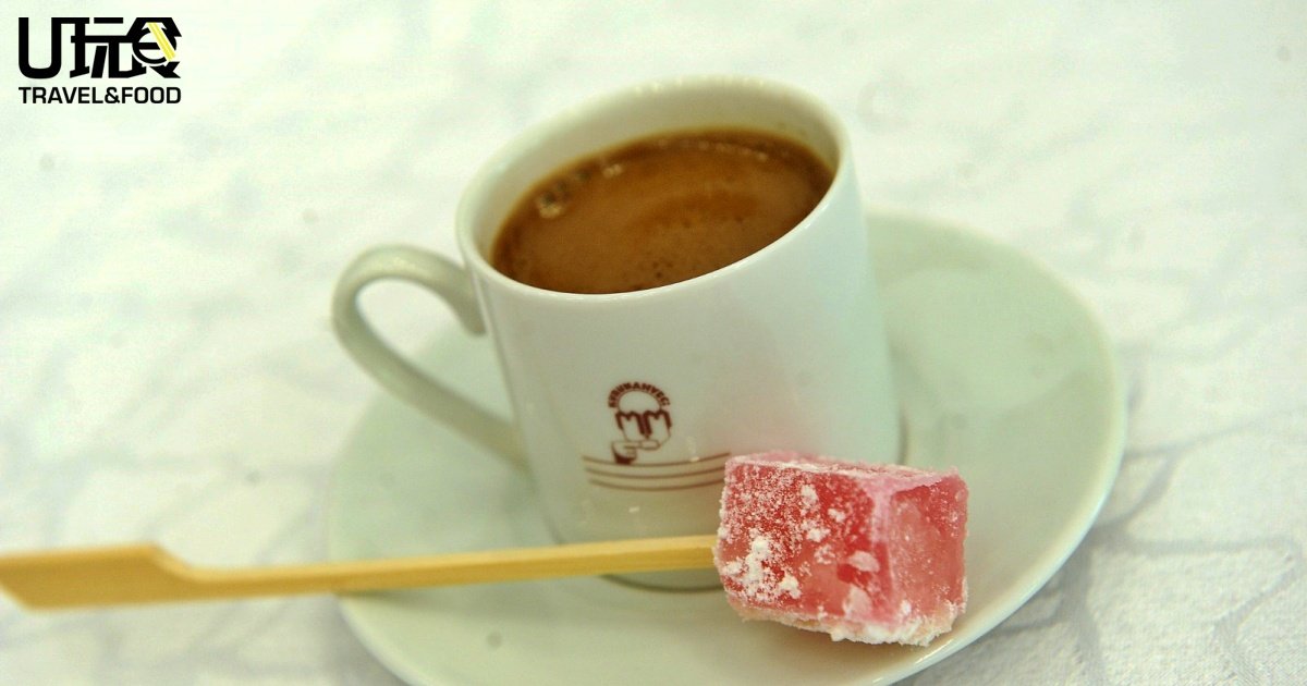 土耳其咖啡一般搭配软糖或其他甜点一起饮用，苦中带甜，备受咖啡爱好者喜爱。