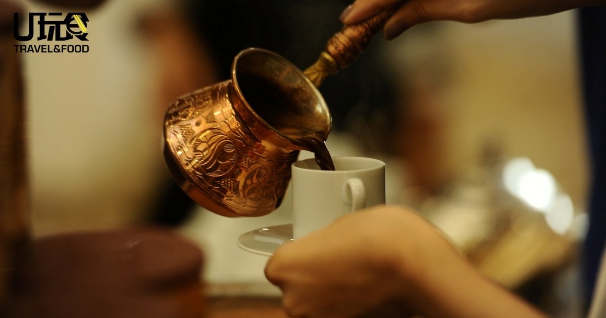 土耳其咖啡通过传统的小壶（cezve）进行烹制的。将咖啡粉、糖和水一同加入小壶，经过慢慢加热和混合，形成独特的土耳其咖啡。