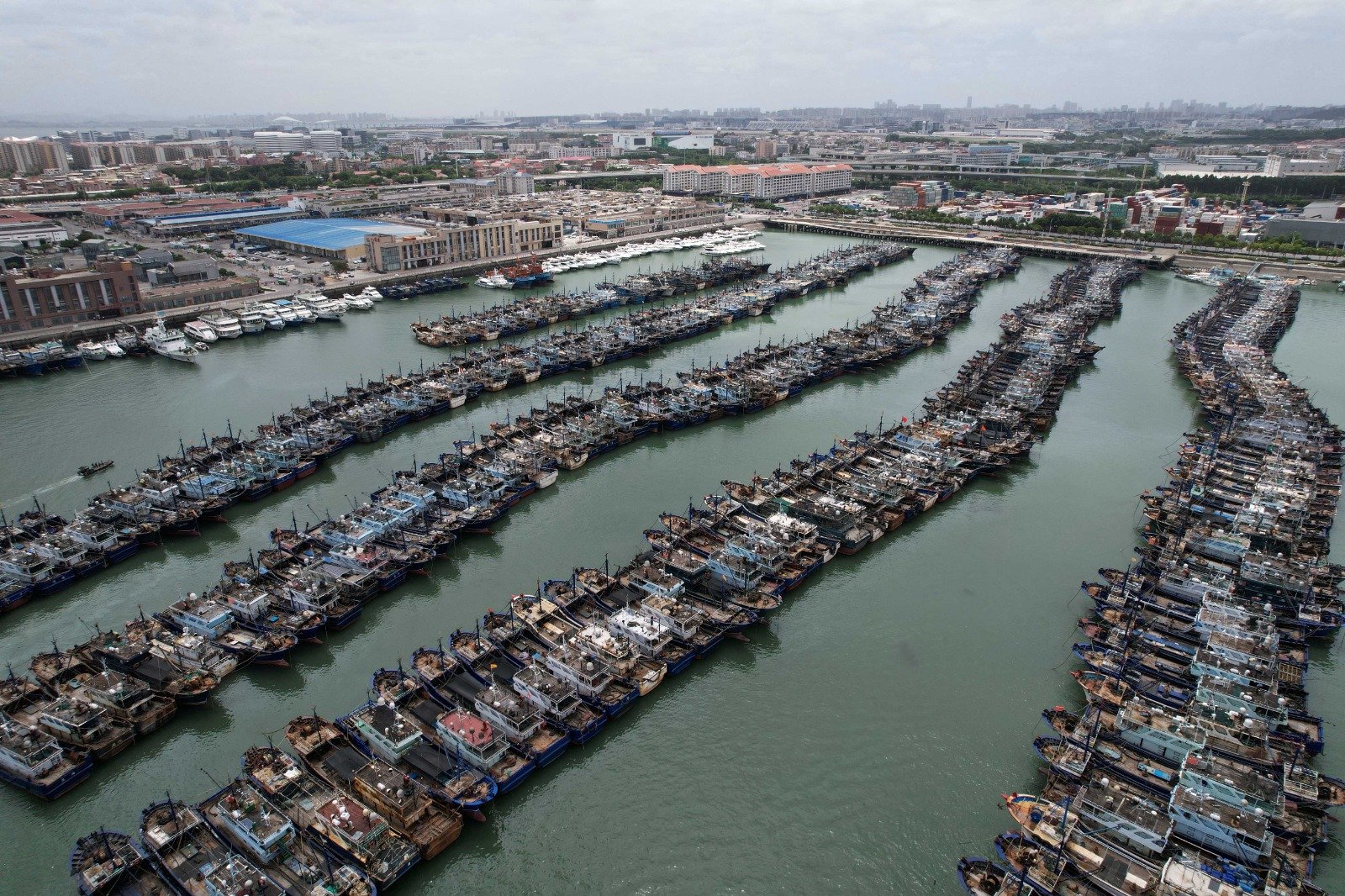 在台风“杜苏芮”逼近之际，中国福建省厦门市高崎渔港停泊著渔船避风。（图取自中新社）