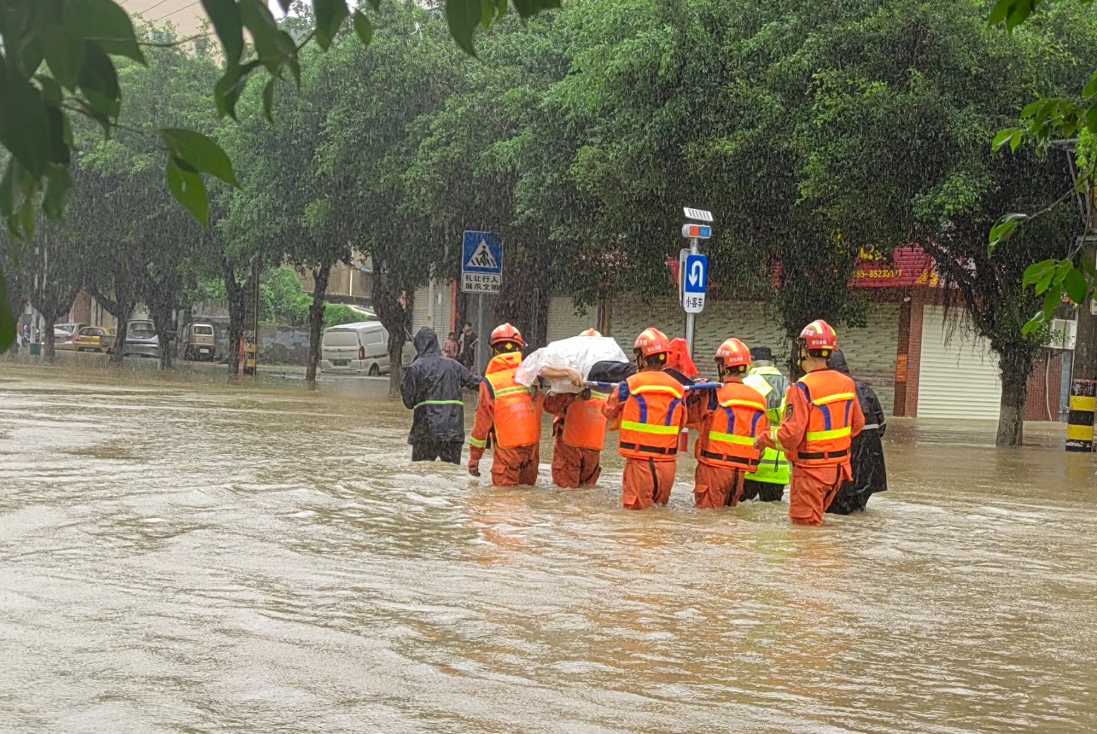 台风“杜苏芮”周五登陆中国福建后，沿海地区出现大风暴雨、多地积水，消防救援人员涉水转移受困者。（图取自泉州消防/中新社）