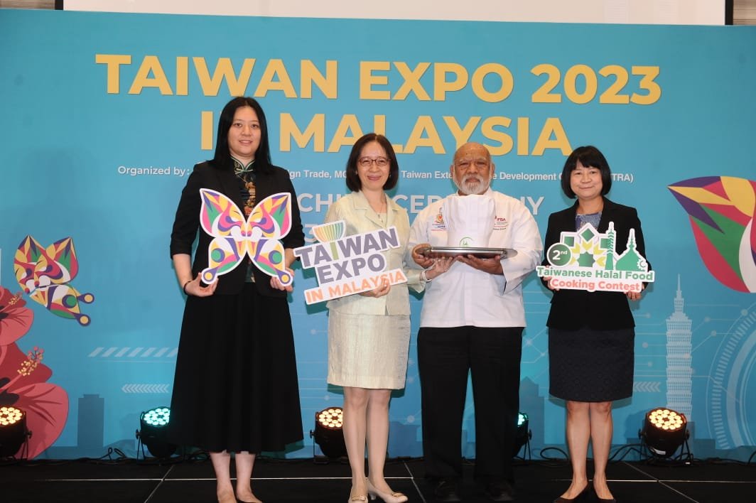 会上宣布马来西亚名厨乔哈里埃德斯（右二）盛赞台湾清真食材多元，让马来西亚穆斯林从舌火上领略台湾清真食品魅力。左起为彭湘尹及叶非比；右为陈怡君。