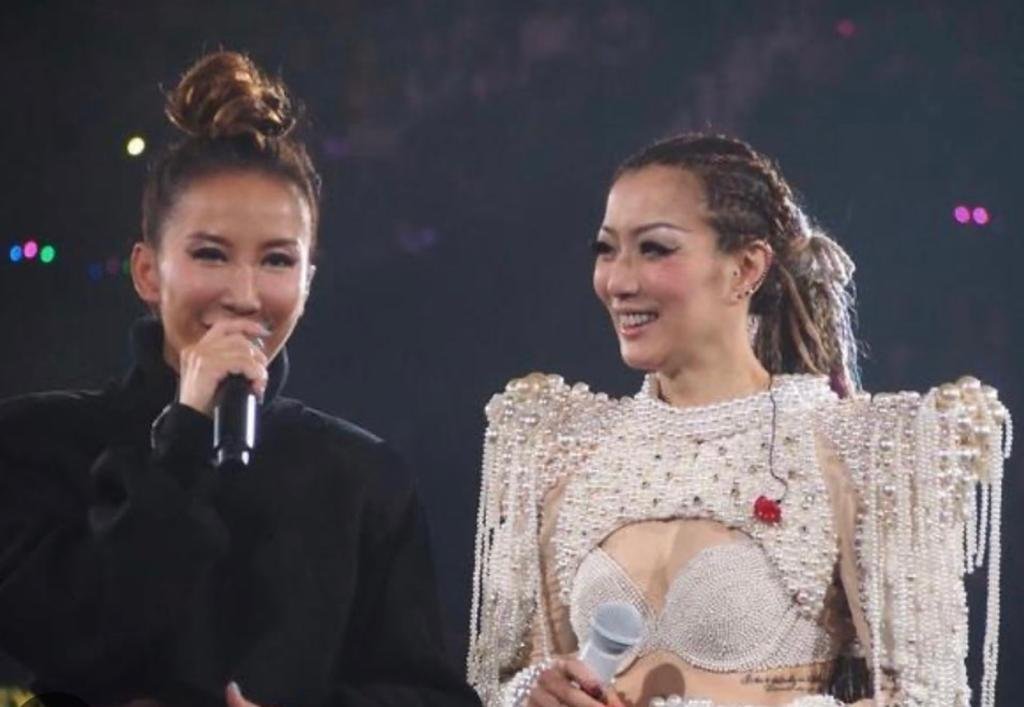 CoCo李玟于2019年担任郑秀文演唱会嘉宾，俩人一同合唱歌曲《给最伤心的人》。