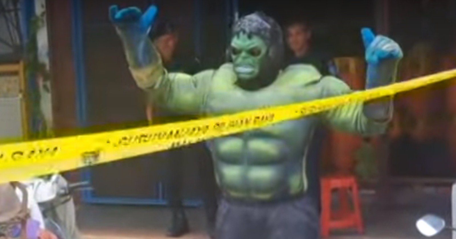 漫威英雄“绿巨人浩克”现身槟城垄尾投票中心。