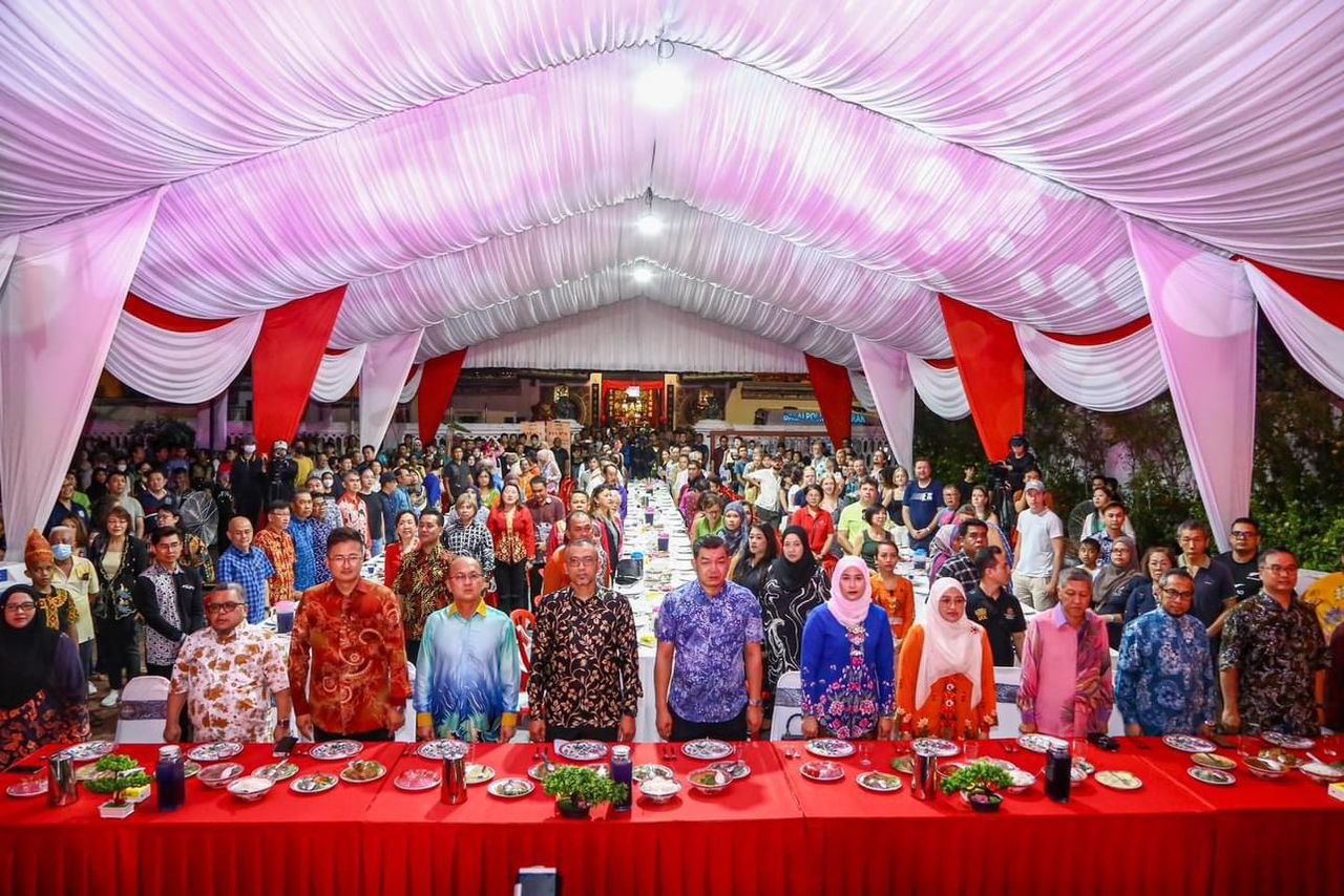 一众贵宾共同享用峇峇娘惹传统文化长桌宴（Tok Panjang）。