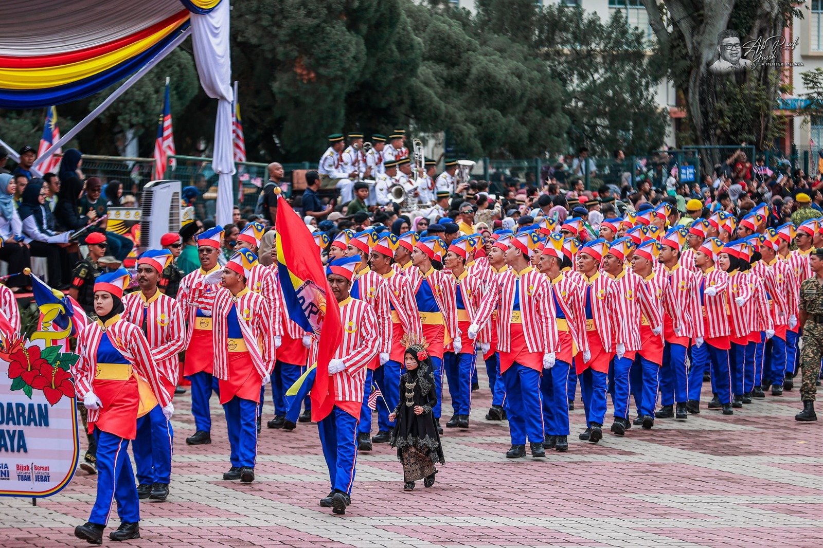 参与者身穿国庆服装，参与国庆游行。