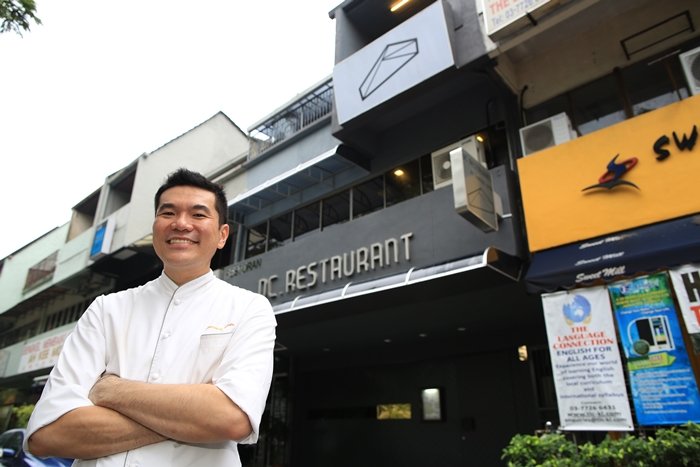 现年35岁的Darren Chin，毕业于巴黎蓝带厨艺学校，拥有扎实的基本功，推崇法国新派菜。