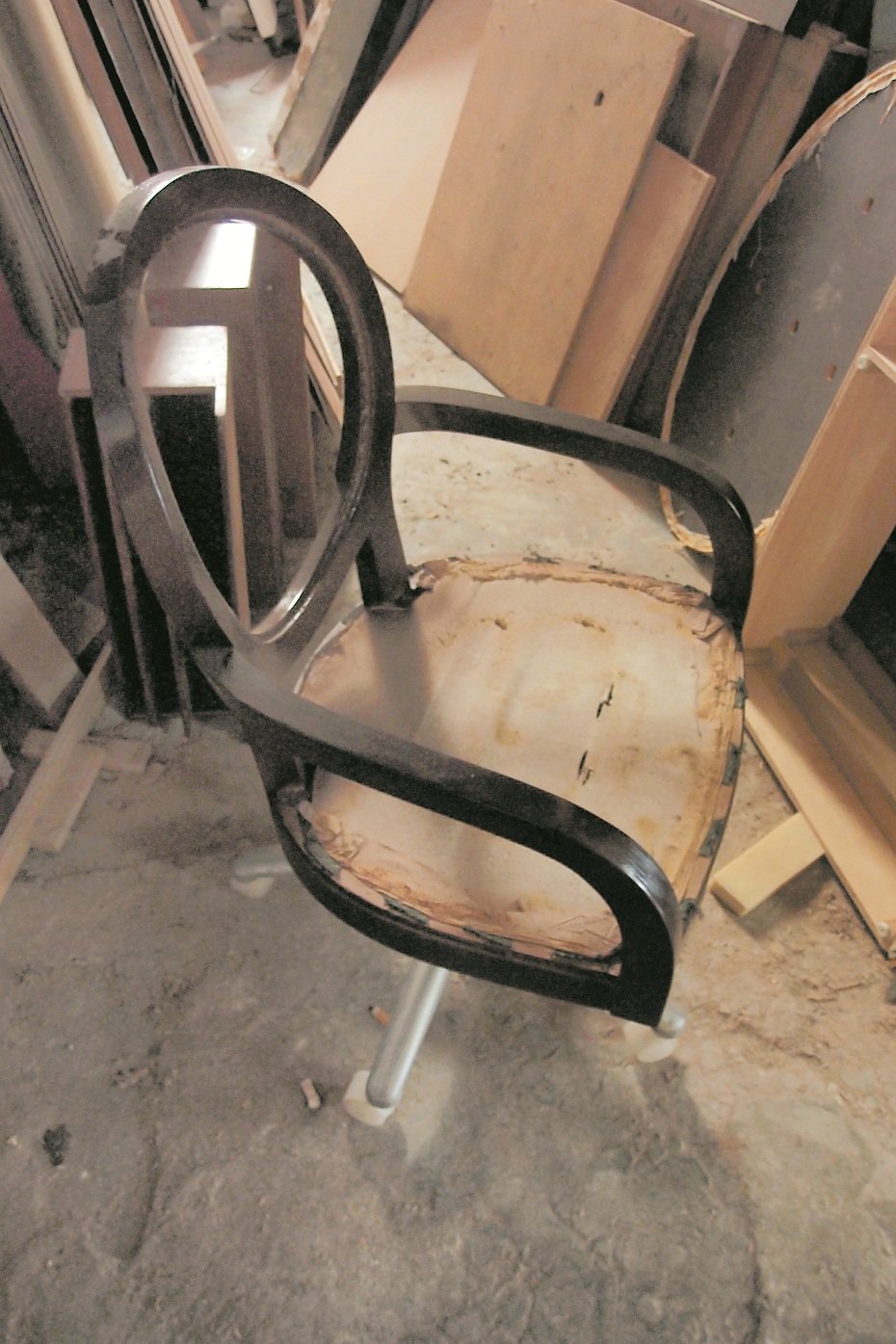 所回收的木椅子虽然看似不起眼，但原料皆属于牢固耐用的实木。