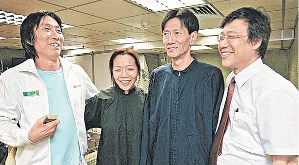 2009年，曾在狱中渡过共28个年头的前大毒枭林澄臬（外号高飞，右2）和太太陈凯琳受洗，洪汉义是让他从黑社会转投基督教会的幕后功臣。