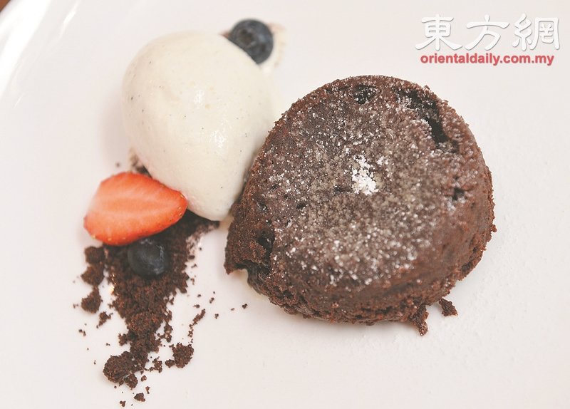 【Chocolate Fondant】这道法式岩浆巧克力，用的是Volrhona 70%黑巧克力，味道很浓且馥郁芳香。售价：21令吉+