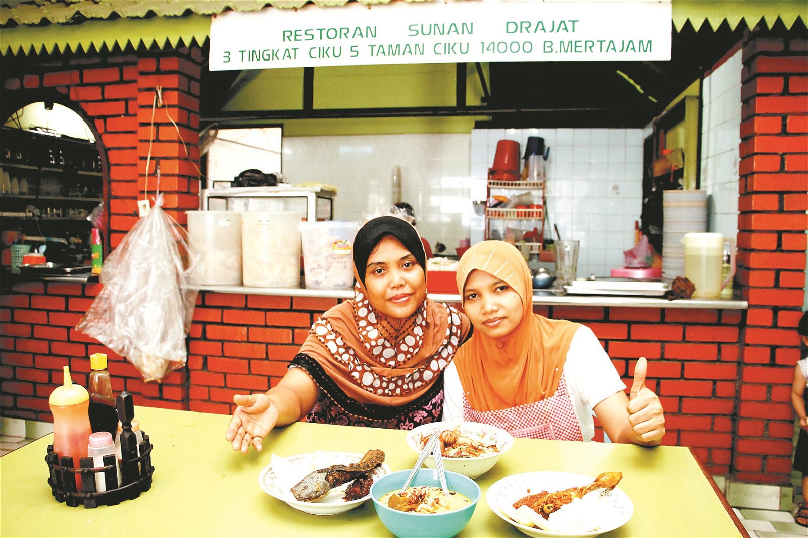 Sunan Drajat马来餐馆的大厨是玛斯如法蒂（左）及丽莎妮娜斯两姐妹。
