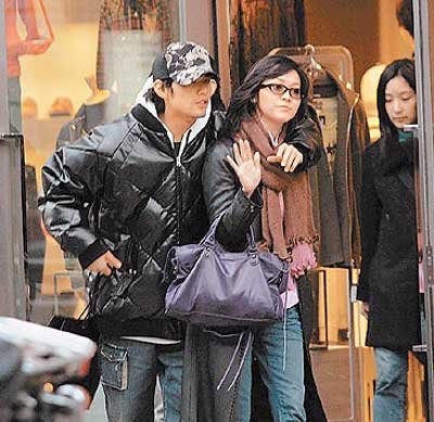 2005年侯佩岑和周杰伦被拍到同游东京，恋情因此曝光。