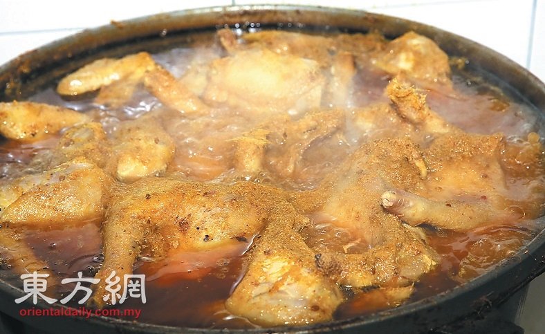 “Pak Ri”餐厅售卖的印尼炸鸡经过长时间的香料腌制，使香料能够牢牢的锁在肉质里。（摄影：刘维杰）