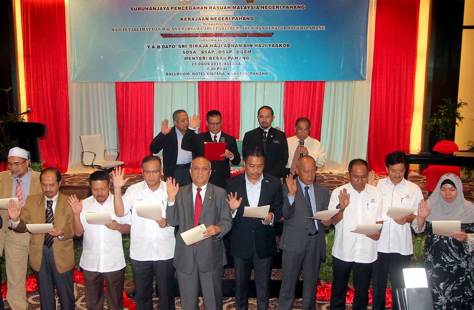 彭亨州务大臣安南耶谷（后排左二）及12名州行政议员，为加入打击贪污行列，宣布决定申报各自的财产。（图取自《马新社》）