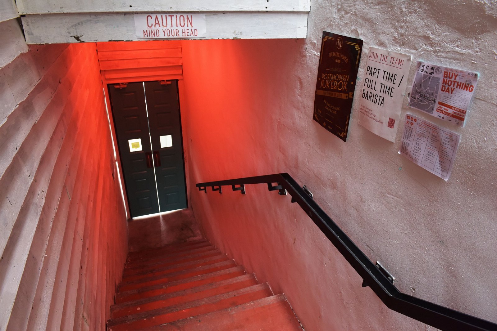 咖啡馆较后方的空间以蚊香及艳丽的花朵图案装饰，配合大门楼梯处和通往厨房走廊处的红灯管，设计师有意以隐晦的方式重现红粉青楼。