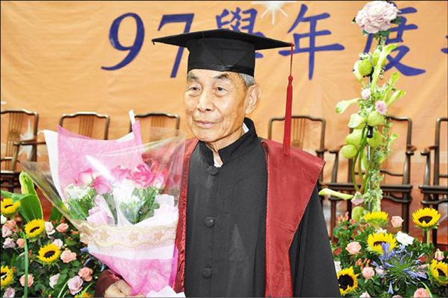 赵慕鹤在念博士先修班之前，于2008年在南华大学哲学系所博士班毕业，他学习的毅力让年轻一辈钦佩不已。