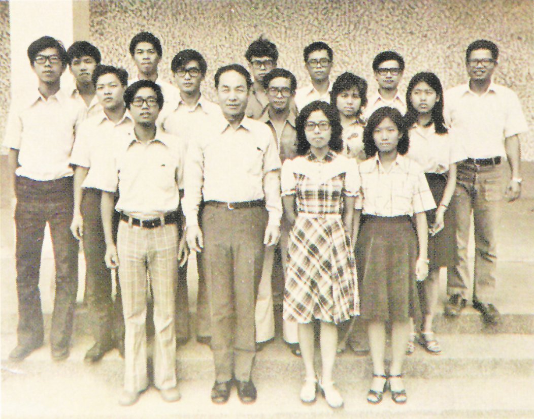 赵慕鹤（前排左2）逃难到台湾后，于高雄师范大学任职行政工作直到退休。从小到大，学校是他最感到自在的地方。