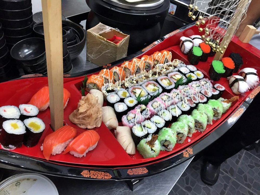 从日本地道学回来的好手艺，无论任何种类的日式料理对倪祥来都不是问题，图为其精心炮制的寿司拼盘。