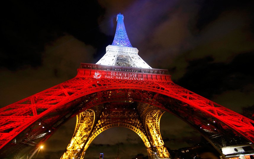 巴黎铁塔亮起三色灯哀悼巴黎恐袭事件。（图取自互联网）