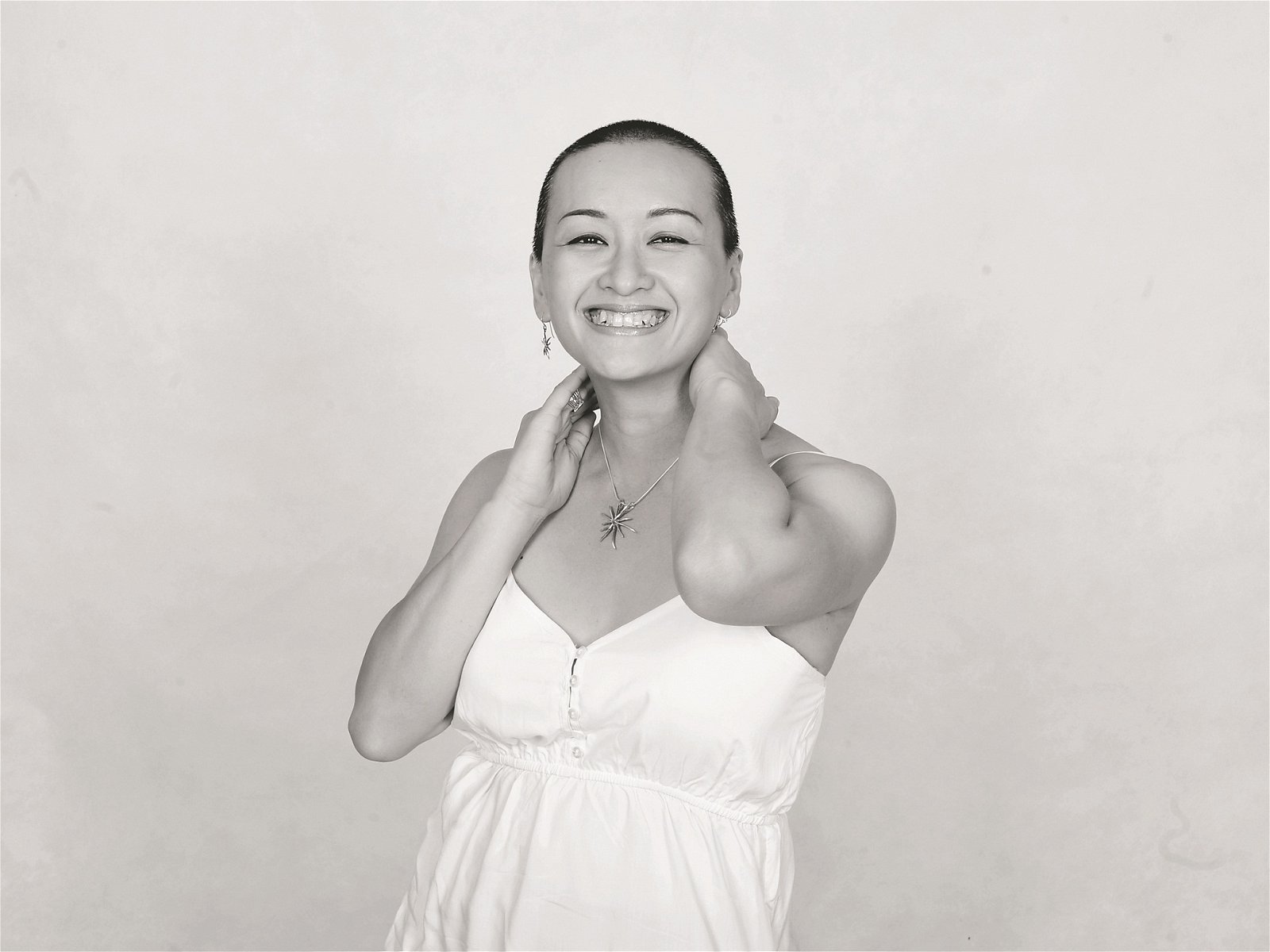 陈翠芬在几年前为乳癌复发的友人筹集医药费，剃了个大光头，面对镜头露出自信满满的笑容，充满正能量。对她而言，无论残疾与否，顾虑他人的眼光，就是人生最大的绊脚石。