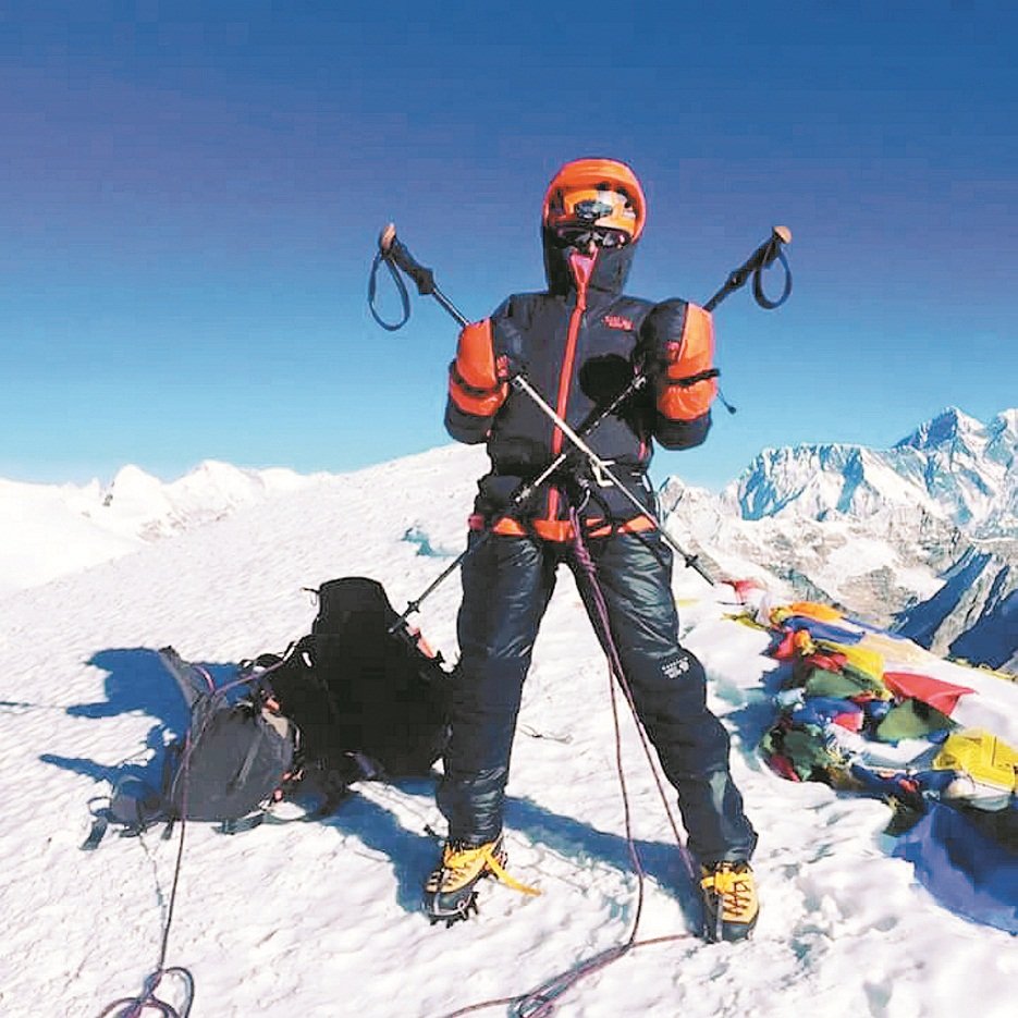凯里尔阿斯兰在登上罗伯崎峰后留影。