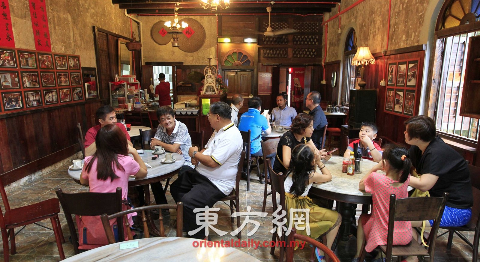 刚开始营业不久的怀古咖啡馆，已吸引许多外地和本地游客闻名而来，十分热闹。