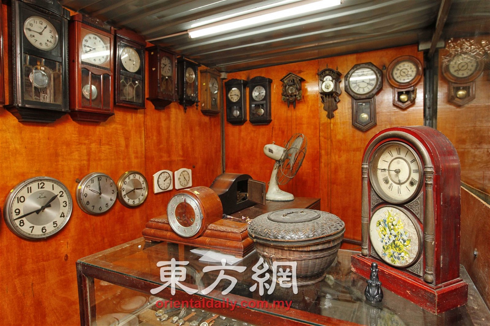 咖啡馆旁的小木屋内摆满了各种古钟表，供到访者参观及购买。