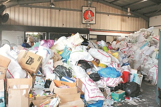 在新年期间，民众送去资源回收站的物品比平常多出两倍，整个仓库堆积如山。