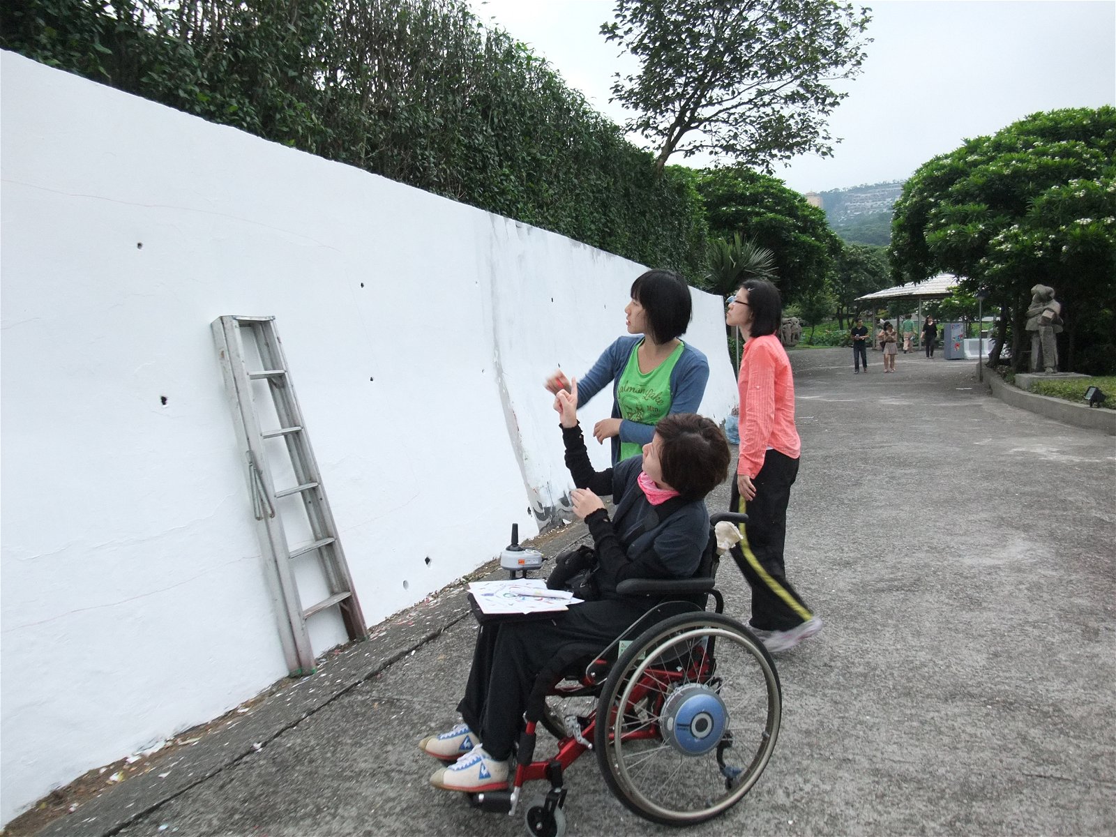 台湾朱铭美术馆外的地面凹凸不平，看3位助理为协助作画而踩著梯子在4公尺高的地方彩绘画布，郑铃非常感动。而一个月后，她完成了这幅她一生中最大的画作