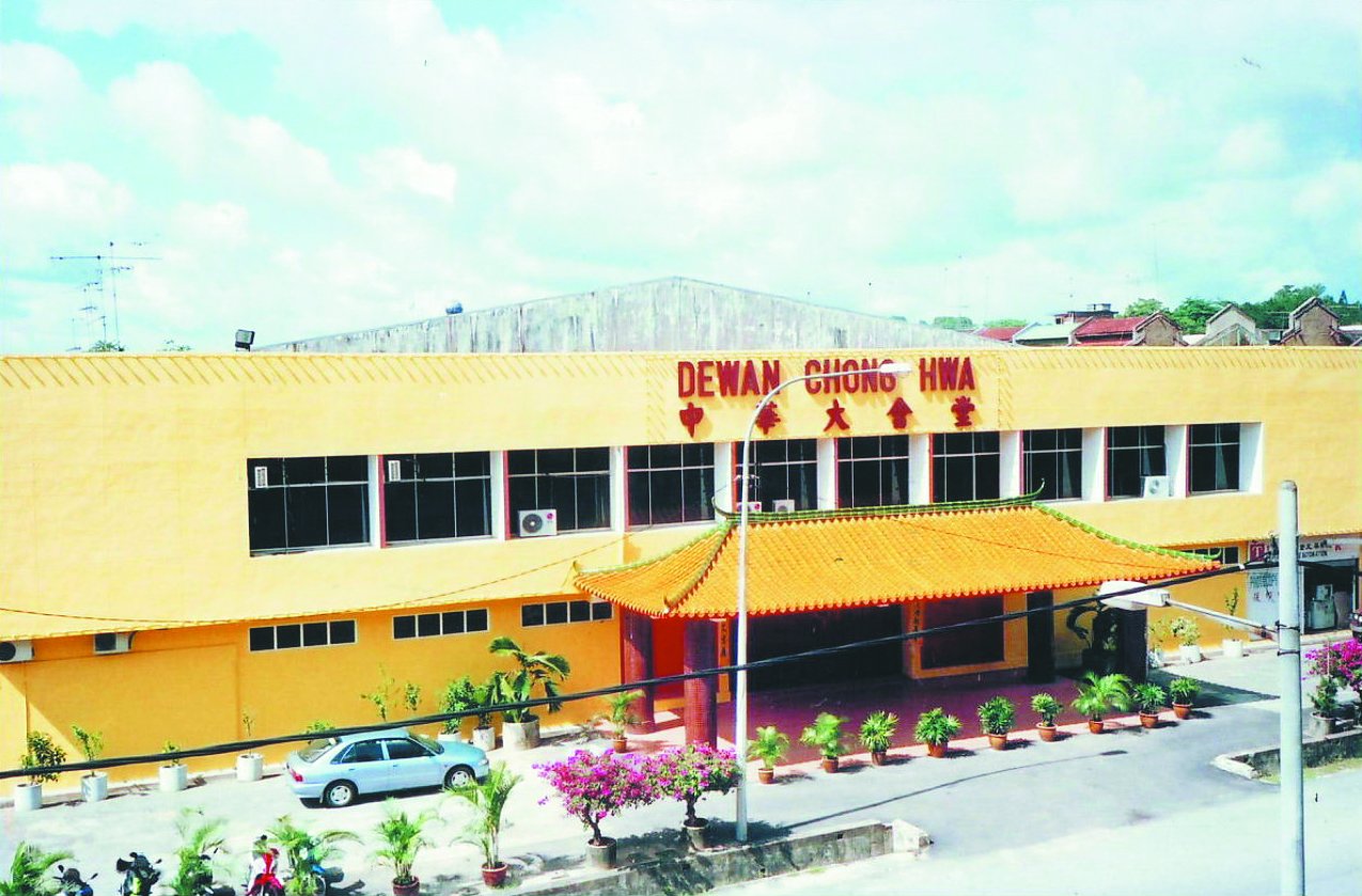 上图为已走入历史的“商业俱乐部”会所。下图是1992年建竣的“中华大会堂”。