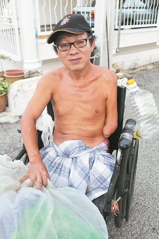 朱新豪在车祸中失去左手和左脚，为赚取生活费，他自2013年开始拾荒。