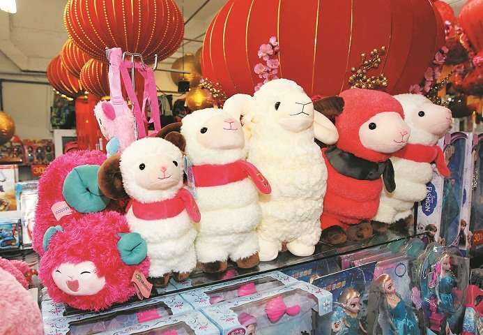 羊年吹起“羊风”，许多商店都开始摆卖羊造型的饰品，包括娃娃。