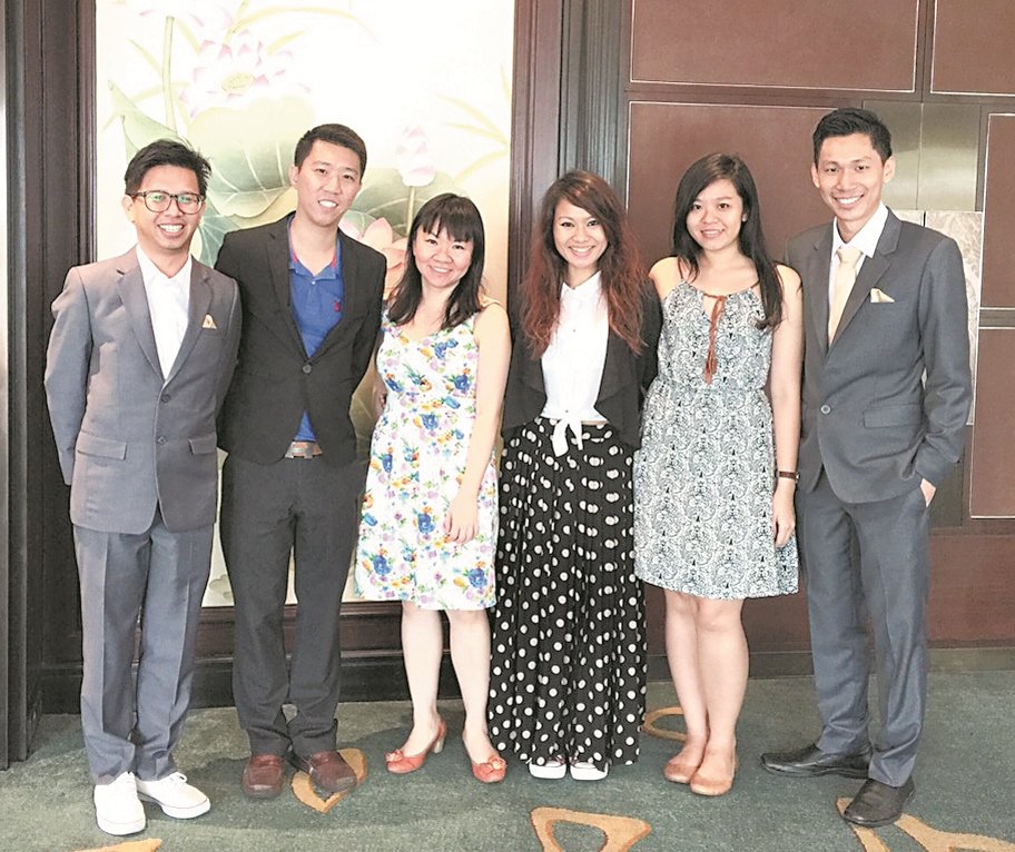 刚过去的周末，《世界日报》庆祝60周年，温镇阳（右1）协同到曼谷度假的女友（右2）出席。