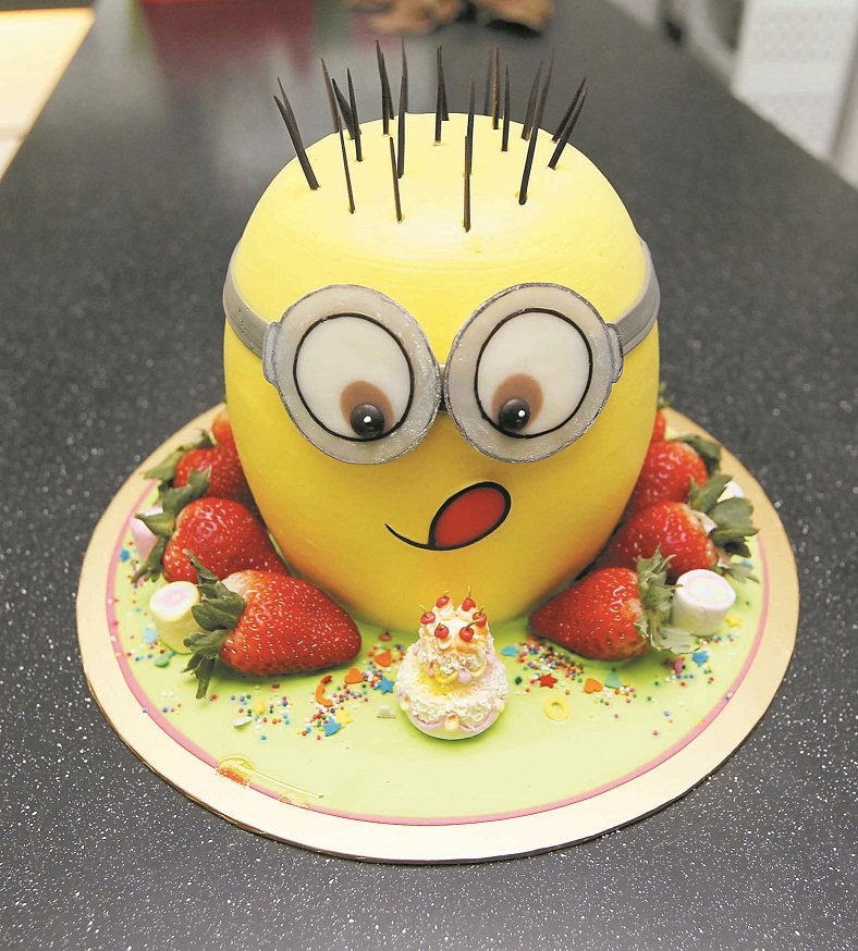 动漫电影《神偷奶爸》的小黄人近期红得不了得，带动客户特订喜爱的小黄人3D立体蛋糕。