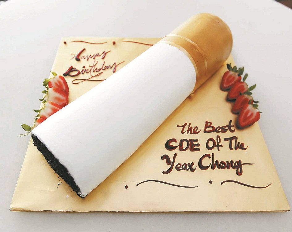 这款香烟为造型的蛋糕，显示是送礼人针对收礼人的嗜好而特定的造型，不过为了健康，与其抽烟，不如把蛋糕吃进肚子更好。