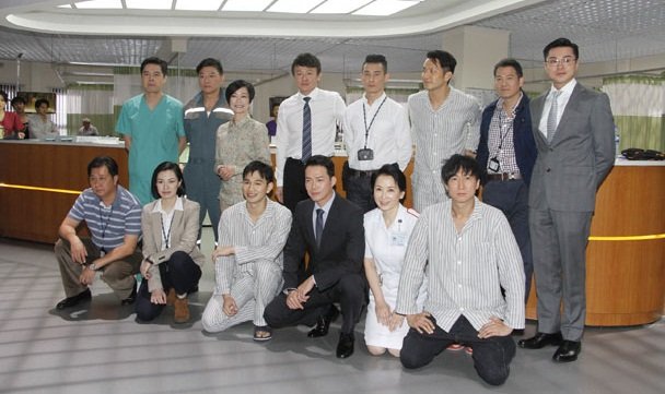 朱健钧（后排左1）有份主演由杜琪峰执导的新电影《三人行》。（图取自香港《东网》）