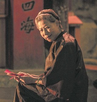 罗兰饰演一位神秘婆婆，躲在阴暗恐怖的街角默默帮人烧许愿纸，暗中操控著剧中角色的命运。