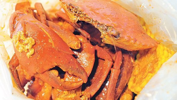 【Crab with SignatureSouthern Bang Sauce】肉蟹新鲜，招牌的辣酱充满了新鲜辣椒的香气，可以搭配玉米，味道速配。售价：店洽