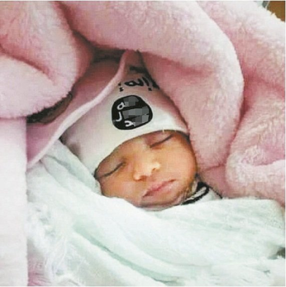 这名熟睡的婴儿身上穿的是印著ISIL标志的婴儿服装。（图取自《每日邮报》）
