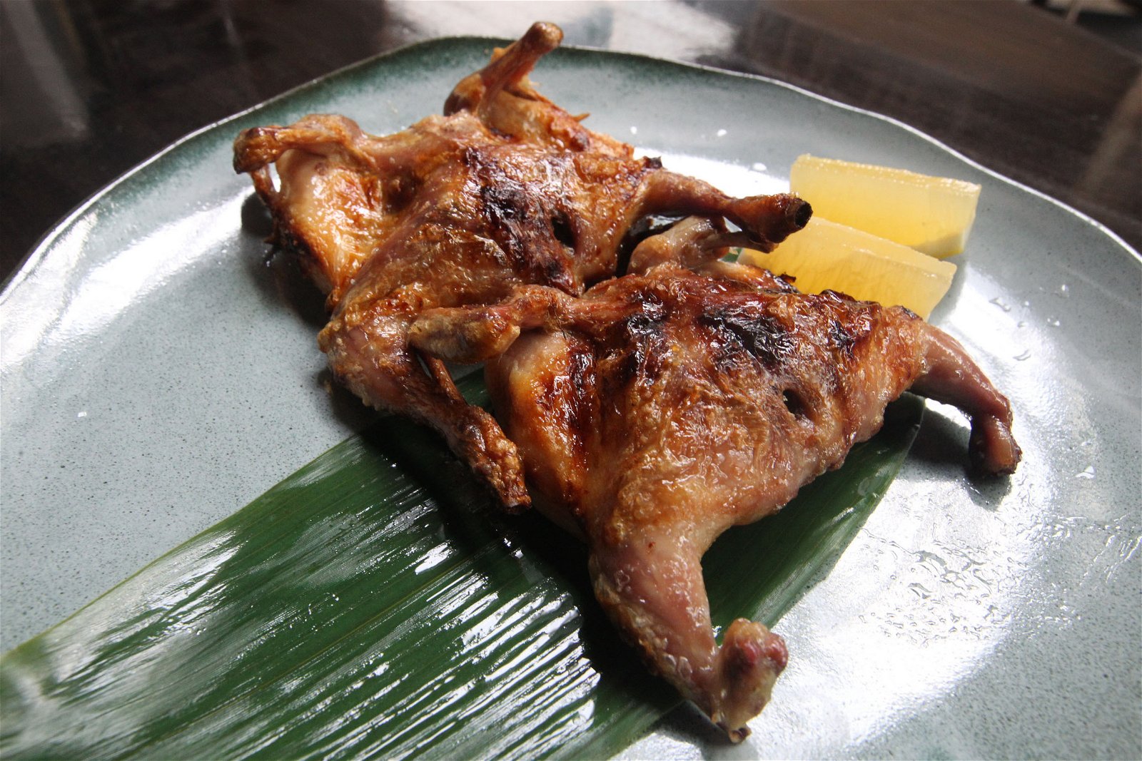 Spring Chicken Ichiyaboshi--童子鸡也可以做一夜干，外皮烧得微焦烟韧，鸡肉湿润多汁，微咸味道提升鸡肉的鲜甜，是很好的下酒菜。