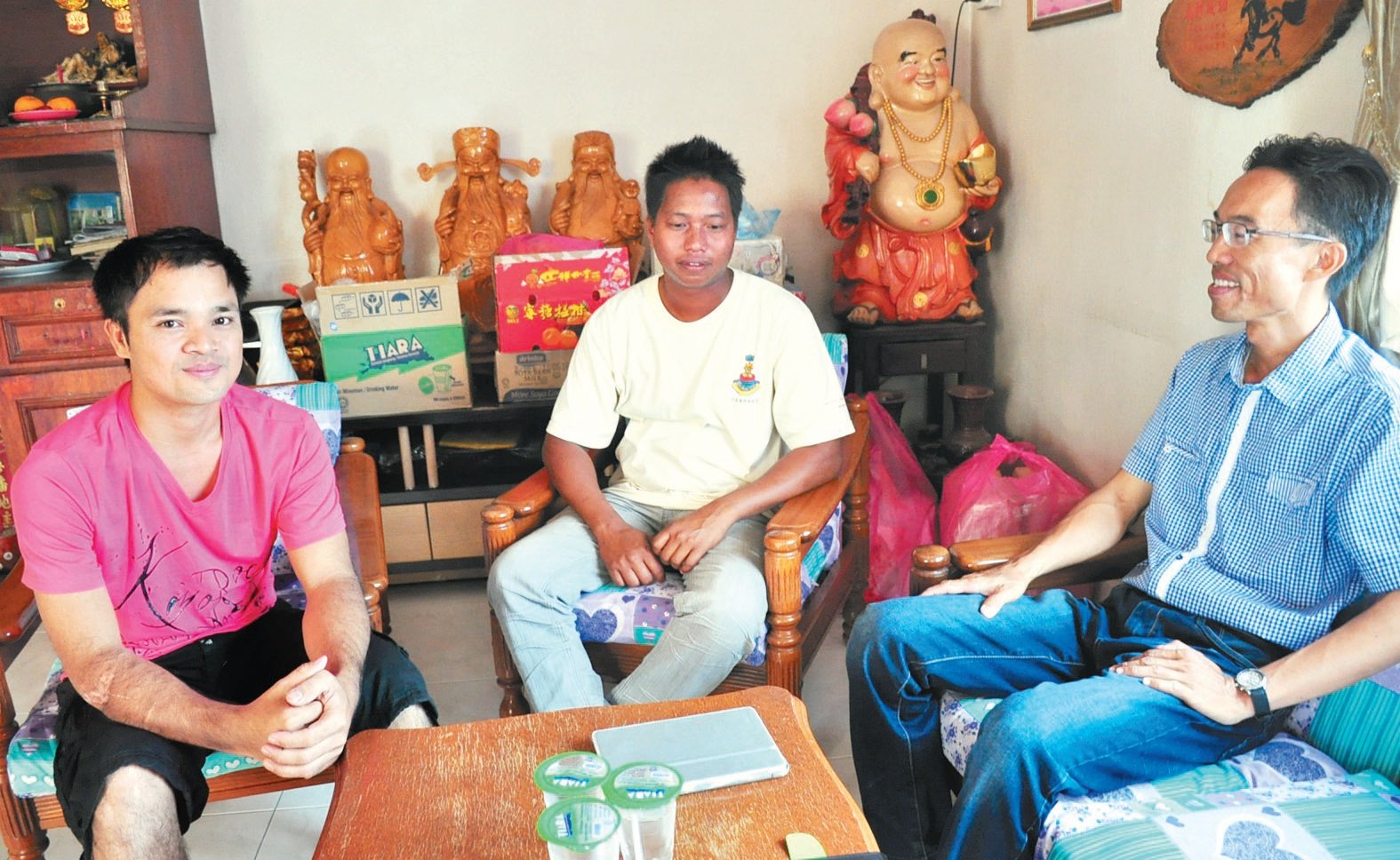 KYI（左起）、昂乃苏及雇主苏建盛一起接受媒体采访，在遇到一些沟通问题时，雇主也顺道协助翻译。