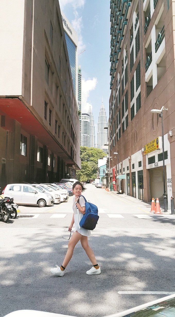 后巷与街道总是街拍人士的最爱，加上以吉隆坡地标建筑为背景，照片充满都市感。