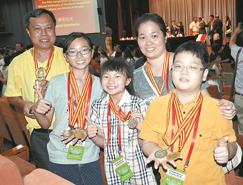 林明贵（后左）和学生分享国际大赛得奖的喜悦，左2为许乐遥及黄倡浚（右）。