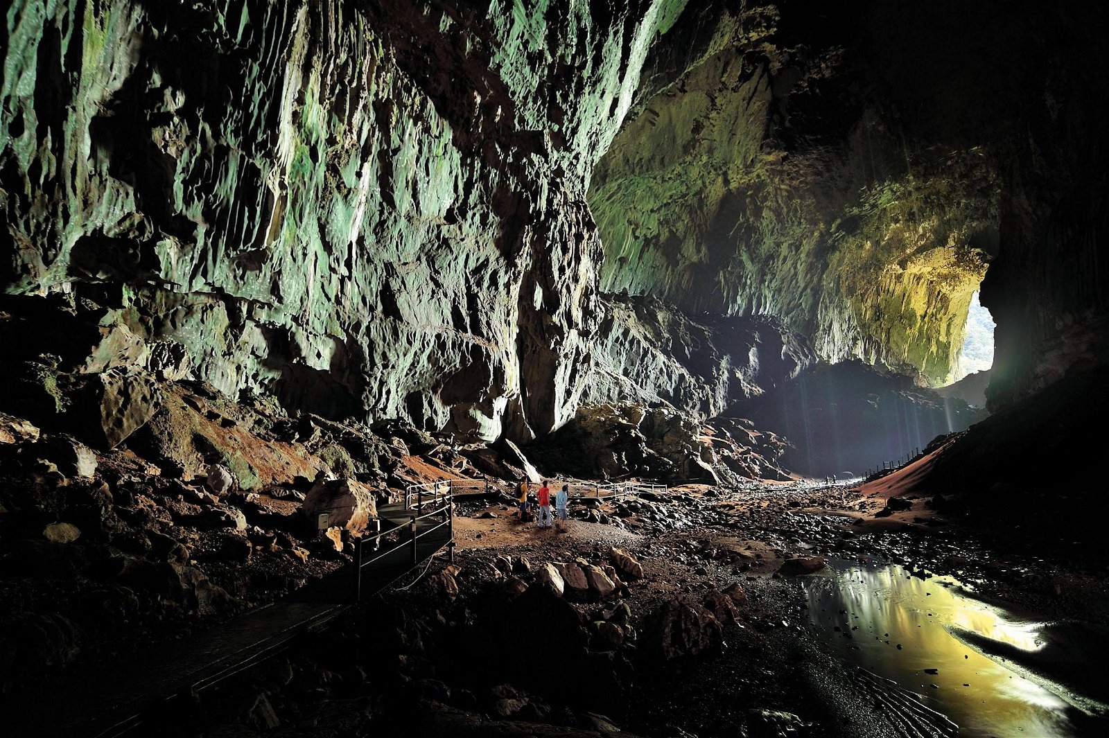 砂拉越姆鲁国家公园的鹿洞是世界最长的洞穴。