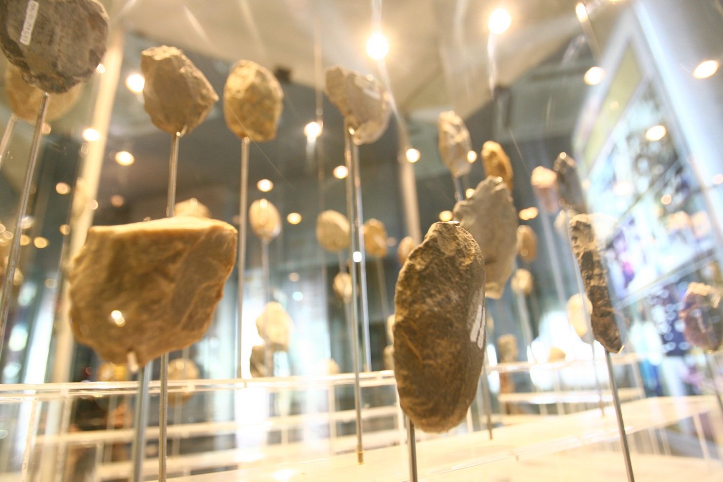 玲珑考古博物馆内展示众多石器时代的石器工具，供旅客观赏。（档案照）