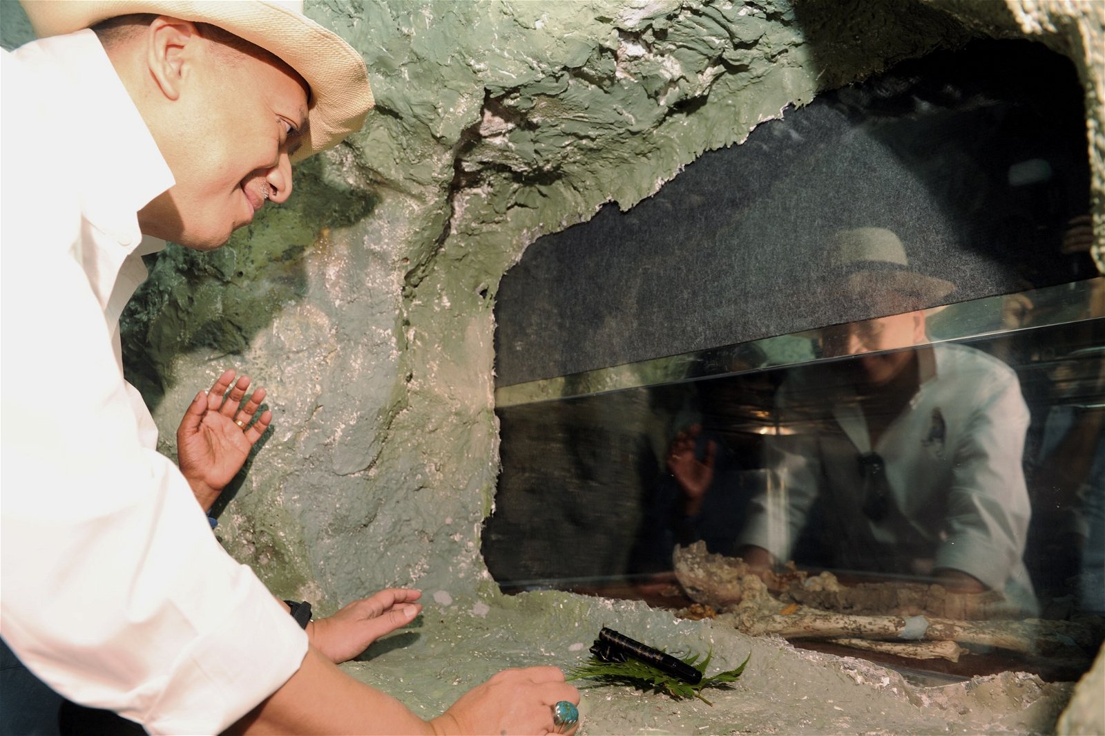 旅游及文化部长纳兹里（左）观看已移回玲珑考古博物馆，目前通过保护箱存放的“霹雳人”骸骨。（档案照）